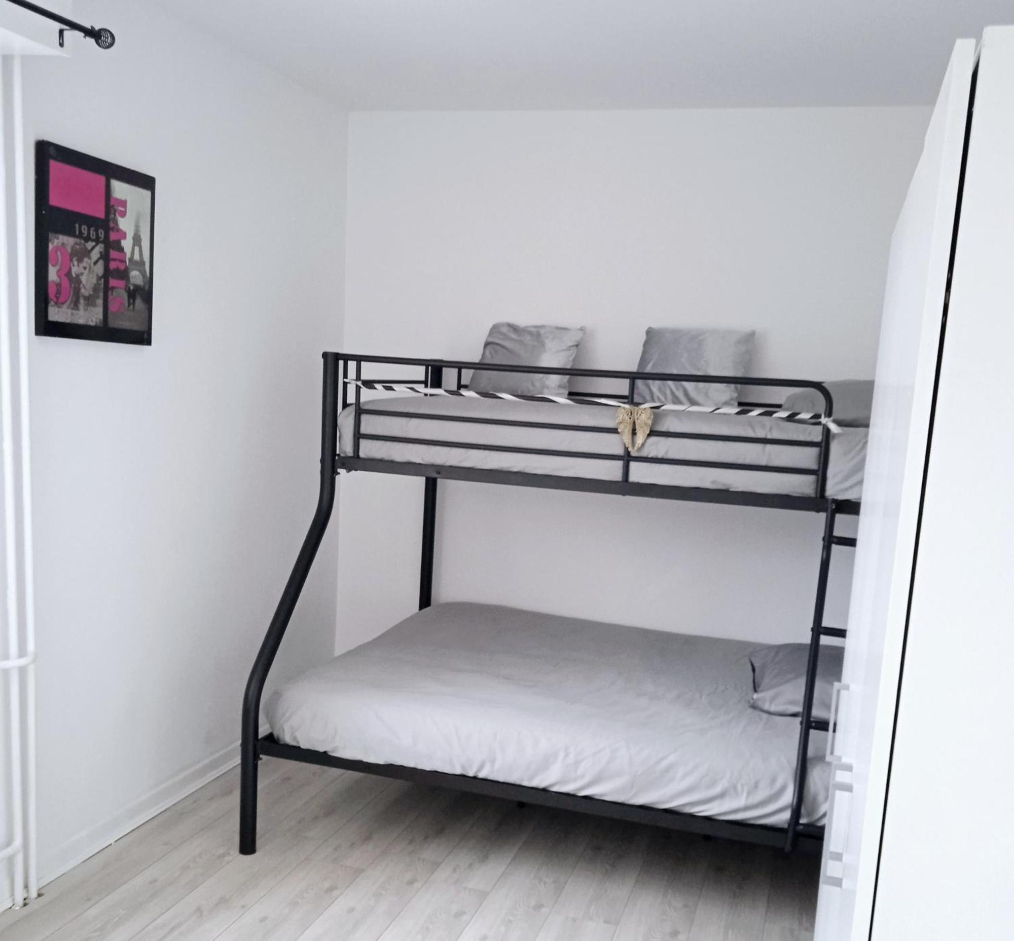 Logement Dans Residence - A 10 Km Du Centre Ville Et A 5 Minute Du Parlement Europeen Avec Parking Gratuit Энайм Экстерьер фото